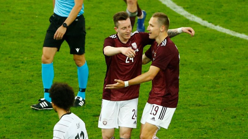 Aleksejs Saveļjevs tiek apsveikts ar vārtu guvumu. Foto: AFP/Scanpix