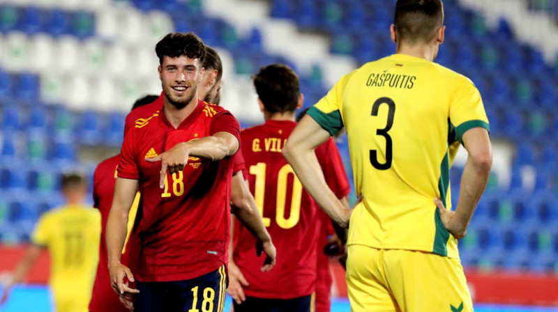 Spānis Havi Puado (Nr. 18) svin vārtu guvumu pret Lietuvas izlasi. Foto: Kiko Huesca/EPA/Scanpix