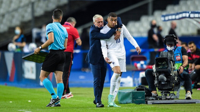 Kiljans Mbapē, tiekot nomainīts, un Didjē Dešāns. Foto: Imago Images/Scanpix