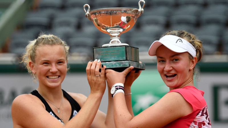 Barbora Krejčīkova 2018. gadā ar Kateržinu Sinjakovu uzvarēja "French Open" dubultspēļu turnīrā. Vai šodien viņa iegūs vienspēļu titulu? Foto: AFP/Scanpix