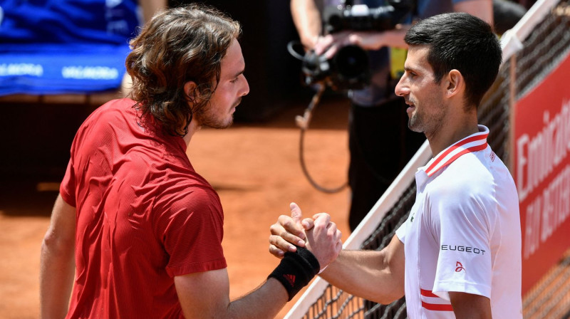 Stefanoss Cicipass un Novaks Džokovičs maijā Romā. Foto: AFP/Scanpix