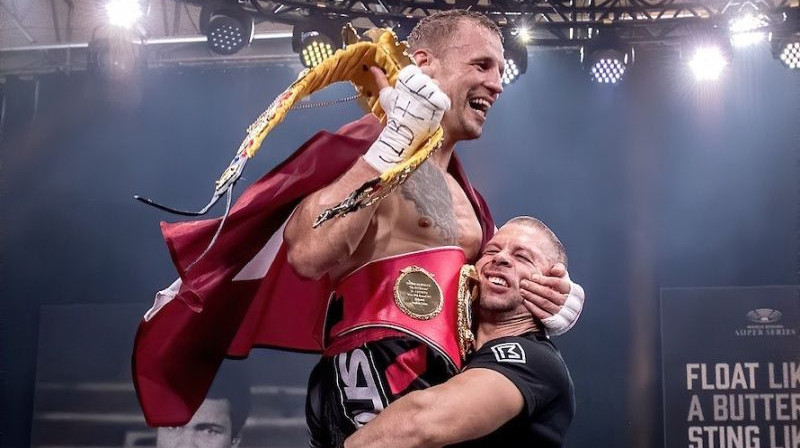 Mairis Briedis tikko pēc IBF čempiona jostas iegūšanas. Foto: World Boxing Superseries