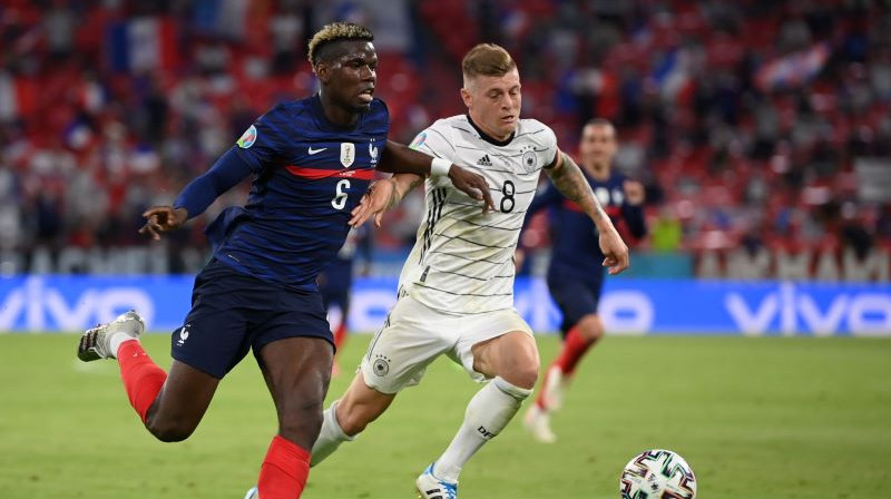 Pols Pogbā (nr. 6) diriģēja komandas saspēli un uzvarēja centra pussargu duelī ar Toni Krosu (nr. 8). Foto: EPA/Scanpix