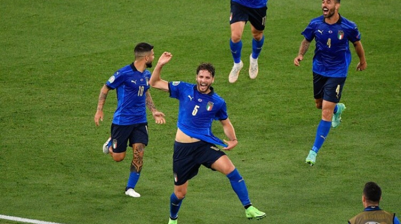 Manuels Lokatelli (#5) atzīmē vārtu guvumu. Foto: ZUMAPRESS/Scanpix