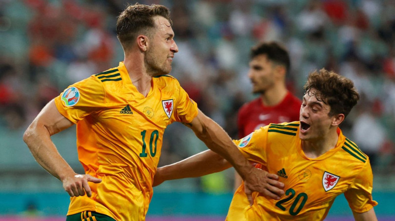Velsas izlases futbolisti Ārons Remzijs un Daniels Džeimss svin vārtu guvumu. Foto: Valentyn Ogirenko/AFP/Scanpix