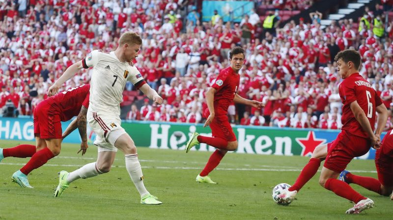 Kevins De Breine pretinieku ielenkumā. Foto: EPA/Scanpix
