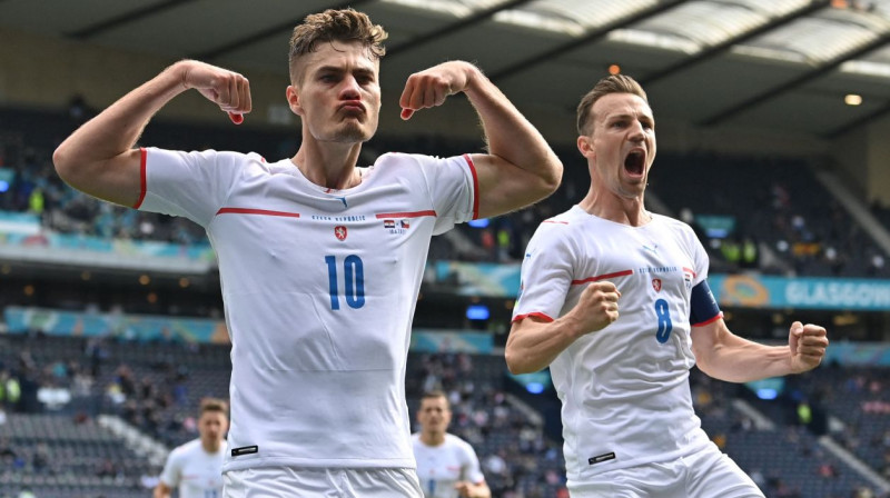 Patriks Šiks (Nr. 10) un Čehijas futbolisti svin vārtu guvumu. Foto: Paul Ellis/AFP/Scanpix