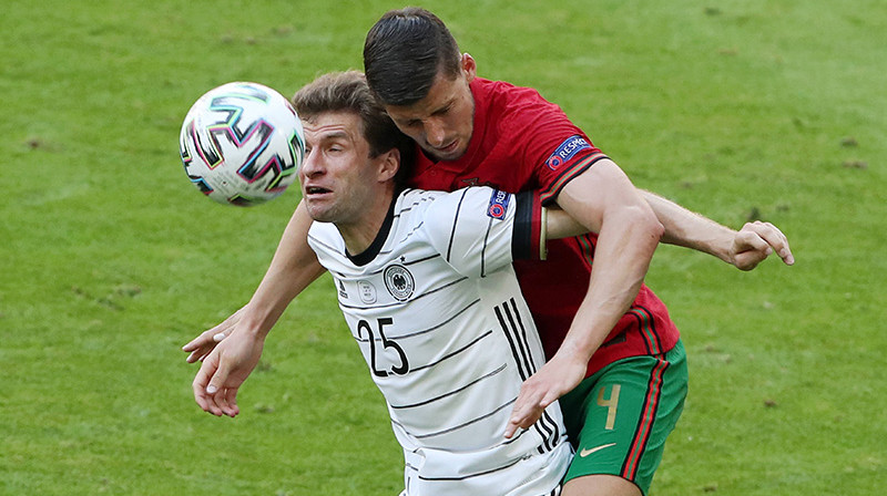 Tomass Millers cīņā ar Rubenu Diašu. Foto: Imago Images/Scanpix
