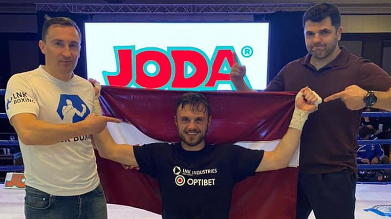 "LNK Boxing" bosi Jevgeņijs Saproņenko un Vadims Milovs kopā ar jauno čempionu Ralfu Vilcānu. Foto: LNK Boxing