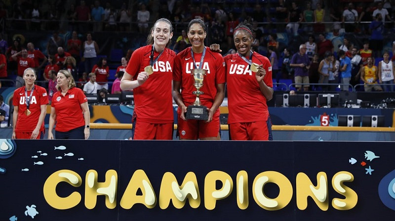 Breana Stjuarte, Eiža Vilsone un Nneka Ogvumīke 2018. gada 30. septembrī Tenerifē. Foto: FIBA