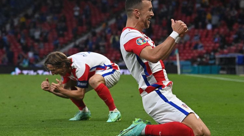 Horvātijas varoņi: Luka Modričs un Ivans Perišičs. Foto: AFP/Scanpix