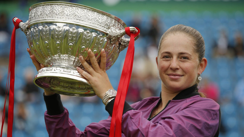 Aļona Ostapenko ar Īstbornas titulu. Foto: Reuters/Scanpix