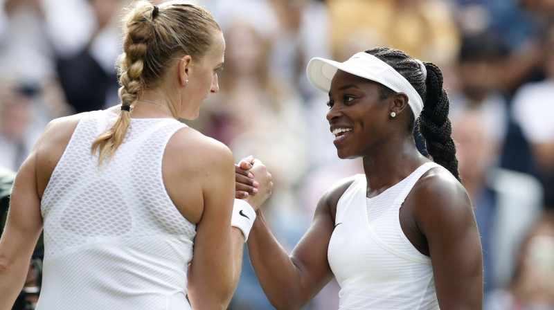 Petra Kvitova un Slouna Stīvensa. Foto: Reuters/Scanpix