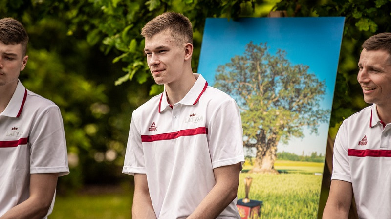 Kristiāns Šulcs 2021. gada 29. jūnijā preses konferencē LU botāniskajā dārzā. Foto: LBS