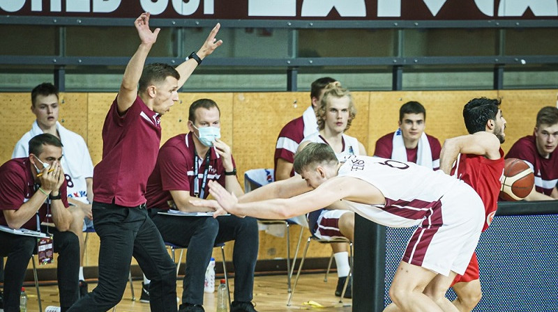 Nikolajs Mazurs un Kristiāns Feierbergs. Foto: Romāns Kokšarovs, FIBA