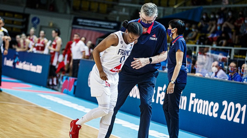 Olivija Epupa atstāj laukumu Strasbūrā. Foto: FIBA