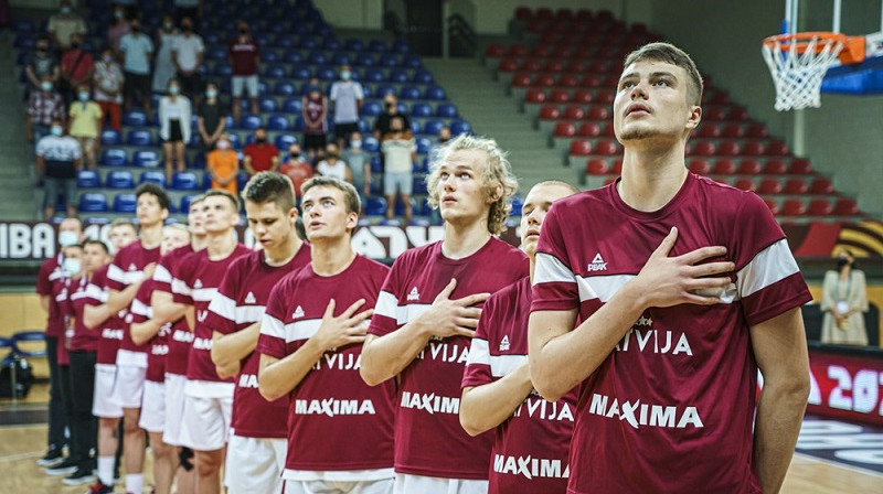Latvijas U19 basketbolisti, priekšplānā Krišs Helmanis un Ričards Kļanskis. Foto: Romāns Kokšarovs, FIBA