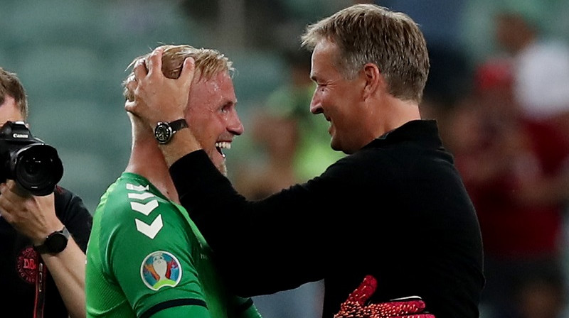 Kaspers Hjulmands un Kaspers Šmeihels 2021. gada 3. jūlijā Baku pēc uzvaras pār Čehiju. Foto: Reuters/Scanpix