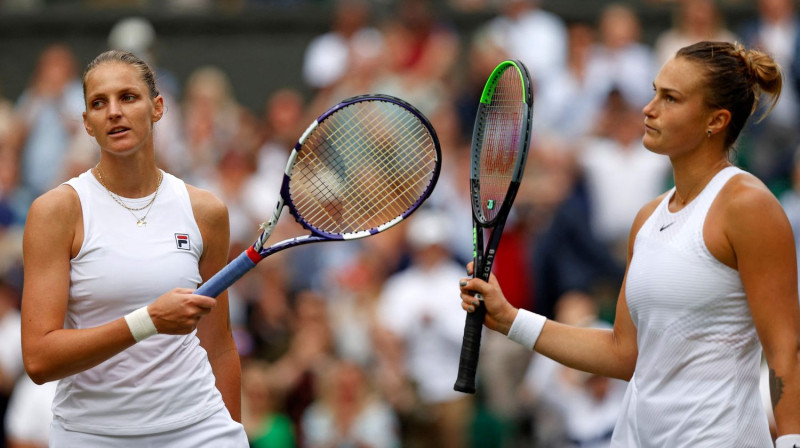 Karolīna Pliškova un Arina Sabaļenka. Foto: AFP/Scanpix