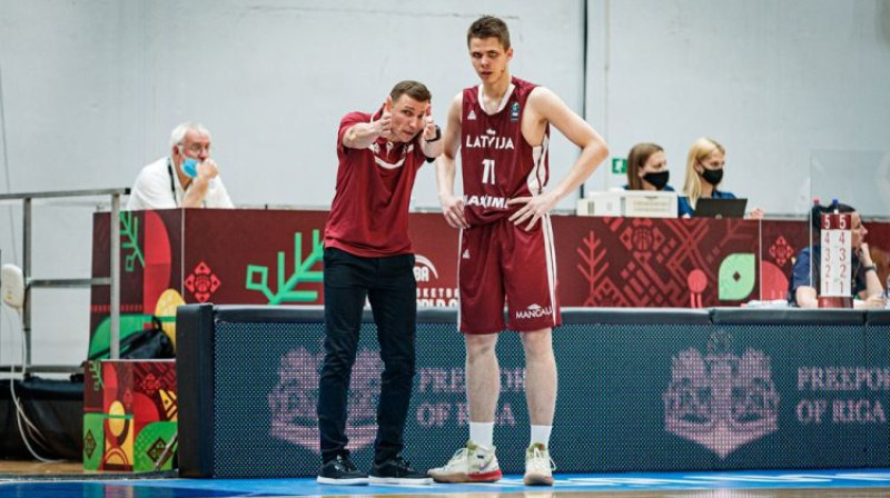 Nikolajs Mazurs (no kreisās) darbībā. Foto: FIBA
