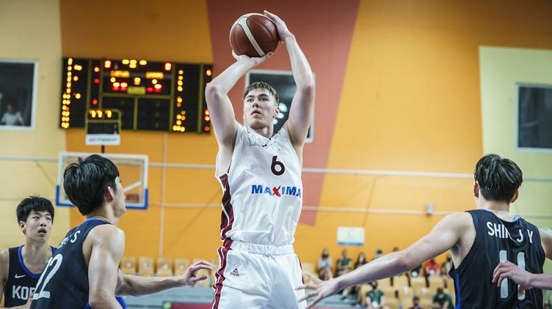 Kristiāns Feierbergs 2021. gada 9. jūlija spēlē pret Koreju. Foto: Romāns Kokšarovs, FIBA