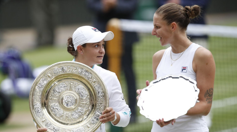 Ešlija Bārtija un Karolīna Pliškova Vimbldonas finālā. Foto: Reuters/Scanpix