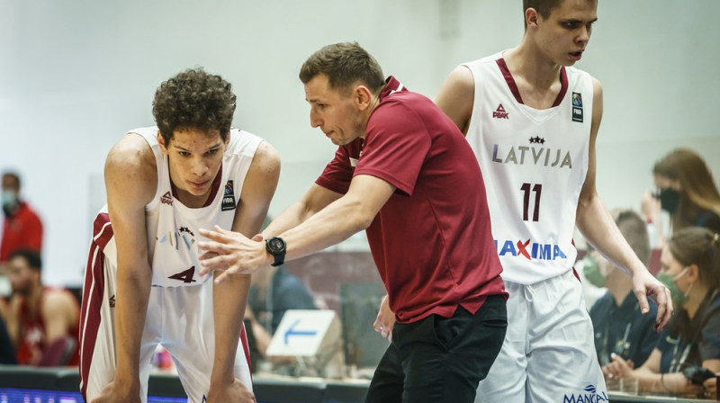 Nikolajs Mazurs ar Noa Viljamsonu. Foto: FIBA