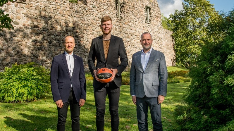 Miks Balodis, Dāvis un Jānis Baiks brāļu Bertānu Valmieras basketbola skolas dibināšanā. Foto: Valmiera