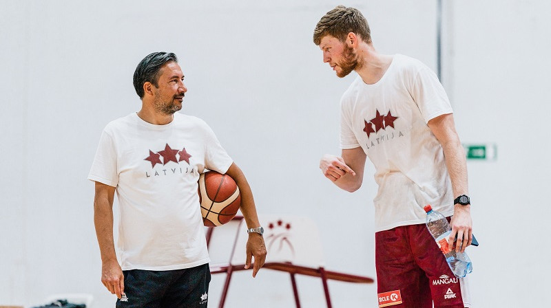 Luka Banki un Dāvis Bertāns. Foto: LBS