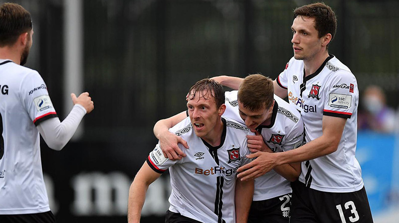 Raivis Jurkovskis (#13) sveic komandas biedru pēc vārtu guvuma. Foto: Dundalk FC/Sportsfile