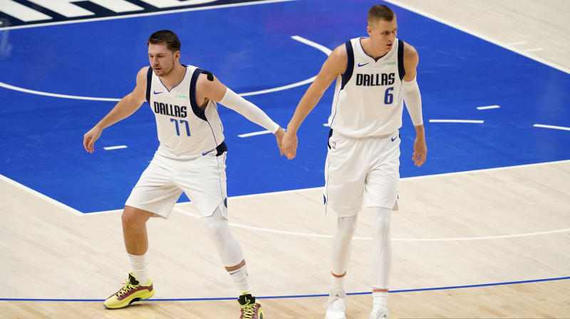 Luka Dončičs un Kristaps Porziņģis. Foto: AP/Scanpix