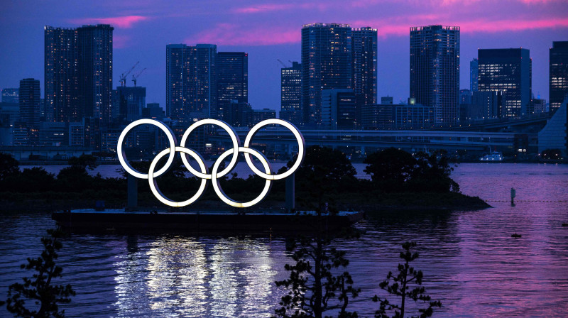 Olimpiskie apļi Tokijas krēslā. Foto: AFP/Scanpix