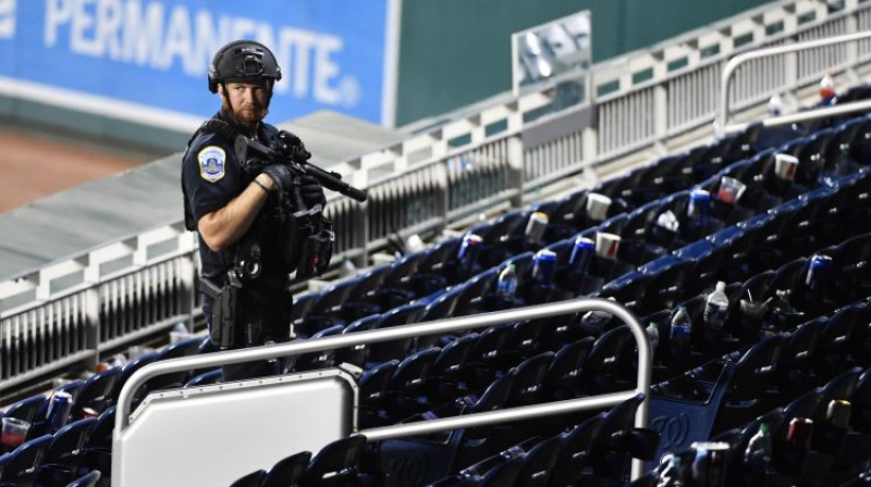 Policija pārbauda stadionu pēc spēles apturēšanas. Foto: USA TODAY Sports/Scanpix