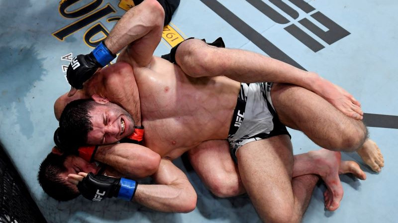 Islama Mahačeva uzvaras žņaugšanas paņēmiens. Foto: twitter.com/UFC