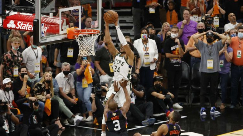 Jannis Adetokunbo triec bumbu grozā no augšas. Foto: AFP/Scanpix