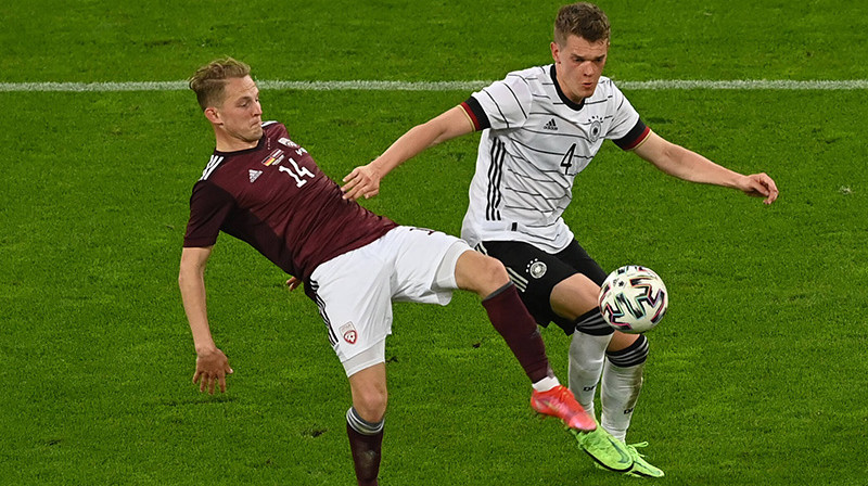 Andrejs Cigaņiks cīņā ar Vācijas izlases futbolistu Matiasu Ginteru. Foto: Imago Images/Scanpix
