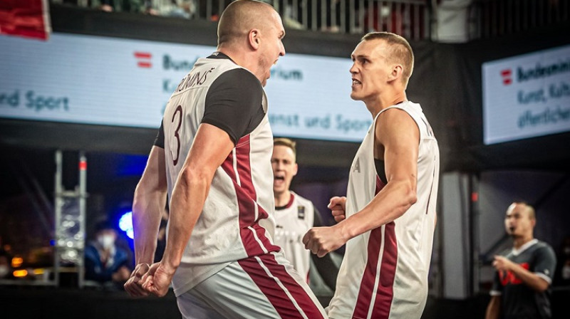 Edgars Krūmiņš un Nauris Miezis. Foto: FIBA