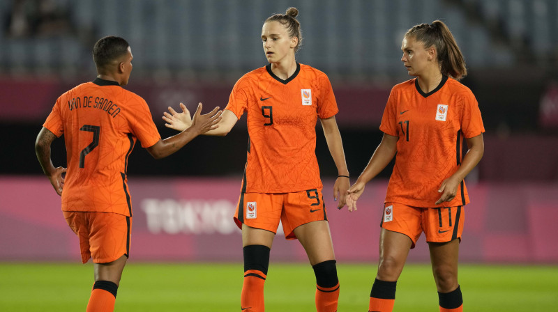 Nīderlandes izlases futboliste Vivianna Mīdema (Nr. 9) svin vārtu guvumu kopā ar komandas biedrenēm. Foto: Andre Penner/AP/Scanpix