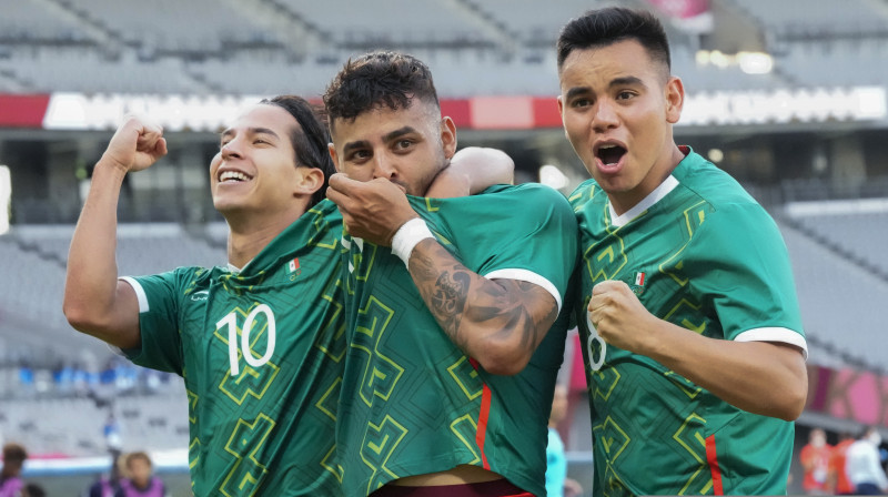 Meksikas olimpiskās izlases futbolisti svin vārtu guvumu. Foto: Shuji Kajiyama/AP/Scanpix
