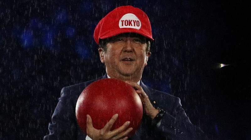 Japānas premjerministrs Šinzo Abe 2016. gada 21. augustā Rio iejutās Supermario lomā. Foto: Reuters/Scanpix