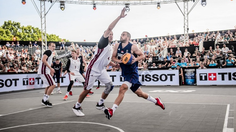 Dušans Buluts pret Edgaru Krūmiņu 2019. gada pasaules kausa pusfinālā, kad Latvija neļāva serbiem iekļūt finālā. Foto: FIBA