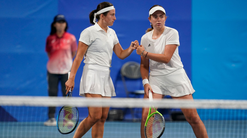 Anastasija Sevastova un Aļona Ostapenko. Foto: olimpiadef64.lv