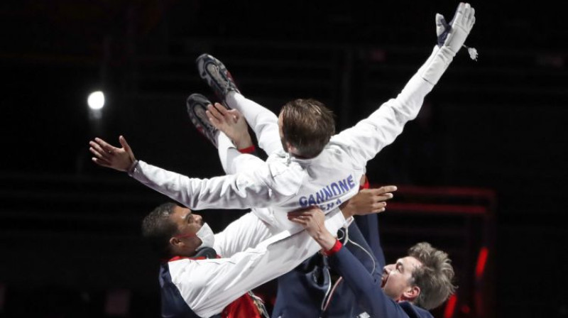 Komandas biedri sviež gaisā jauno čempionu Romēnu Kanonu. Foto: EPA/Scanpix