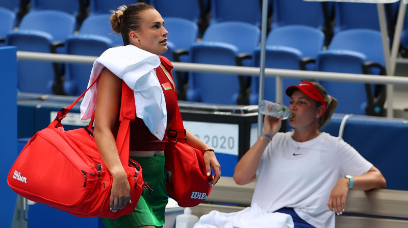Arinai Sabaļenkai olimpiskais turnīrs jau beidzies, bet Donnai Vekičai cīņa turpinās. Foto: Reuters/Scanpix