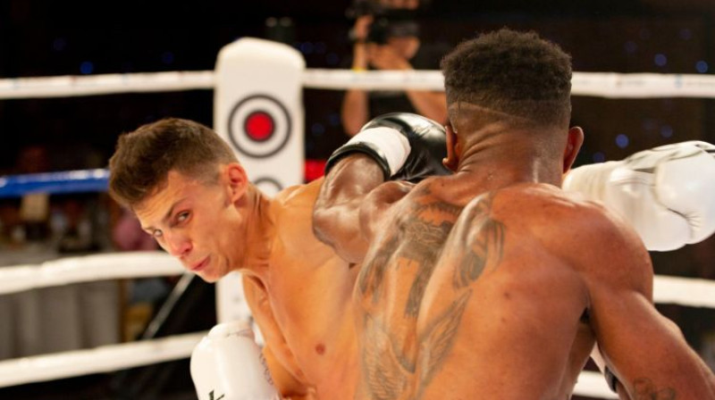 Mārcis Grundulis cīņā pret Jomeru Medrano. Foto: Boriss Simsons/LNK Boxing