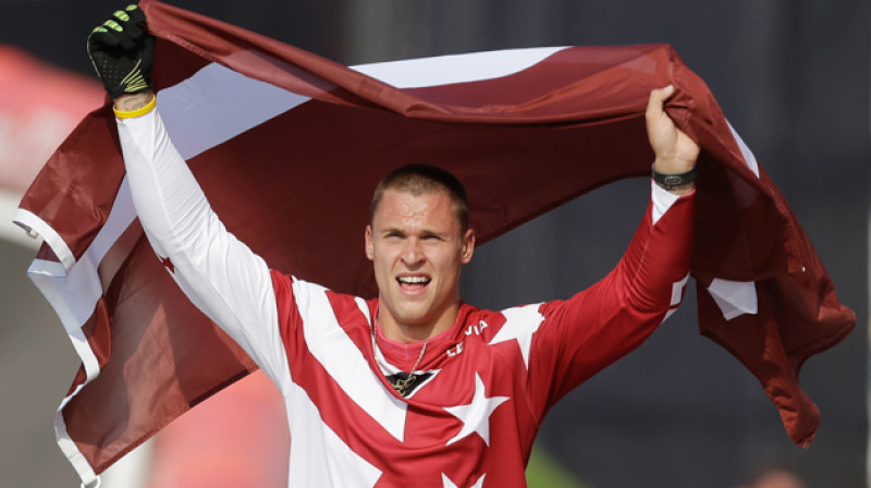 Māris Štrombergs 2012. gadā Londonā pēc kļūšanas par divkārtēju olimpisko čempionu. Foto: AP/Scanpix
