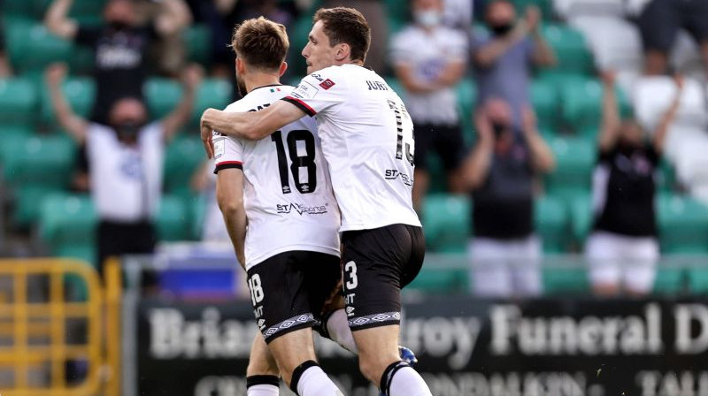 Raivis Jurkovskis kopā ar komandas biedru atzīmē vārtus. Foto: imago images/Inpho Photography/Scanpix