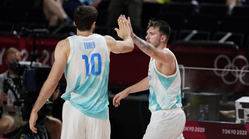 Luka Dončičs un Maiks Tobijs mačā pret Japānu. Foto: AP/Scanpix