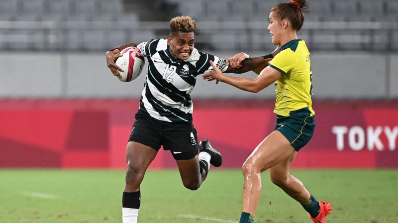 Fidži regbija-7 izlases spēlētāja Roela Radinijavuni ar bumbu. Foto: Greg Baker/AFP/Scanpix