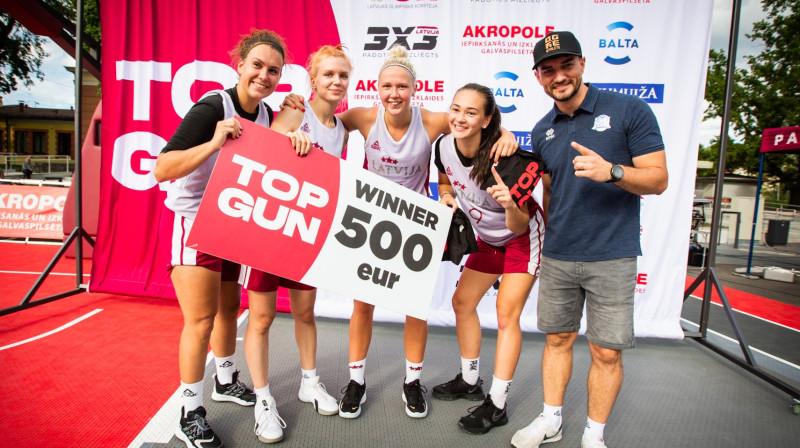 "3x3Latvija U23 White" kopā ar Ogres pārstāvi Jāni Laganovski. Publicitātes foto